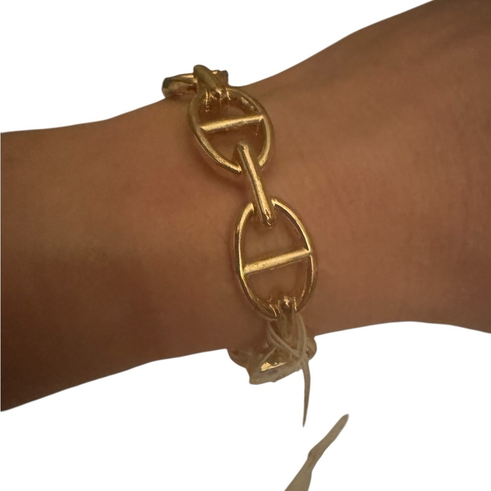 Elegant Gold Link Bracelet